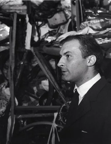 Arman am Tag der Eröffnung von «Le Plein» 1960
© Roy Lichtenstein Foundation Foto: Shunk-Kender