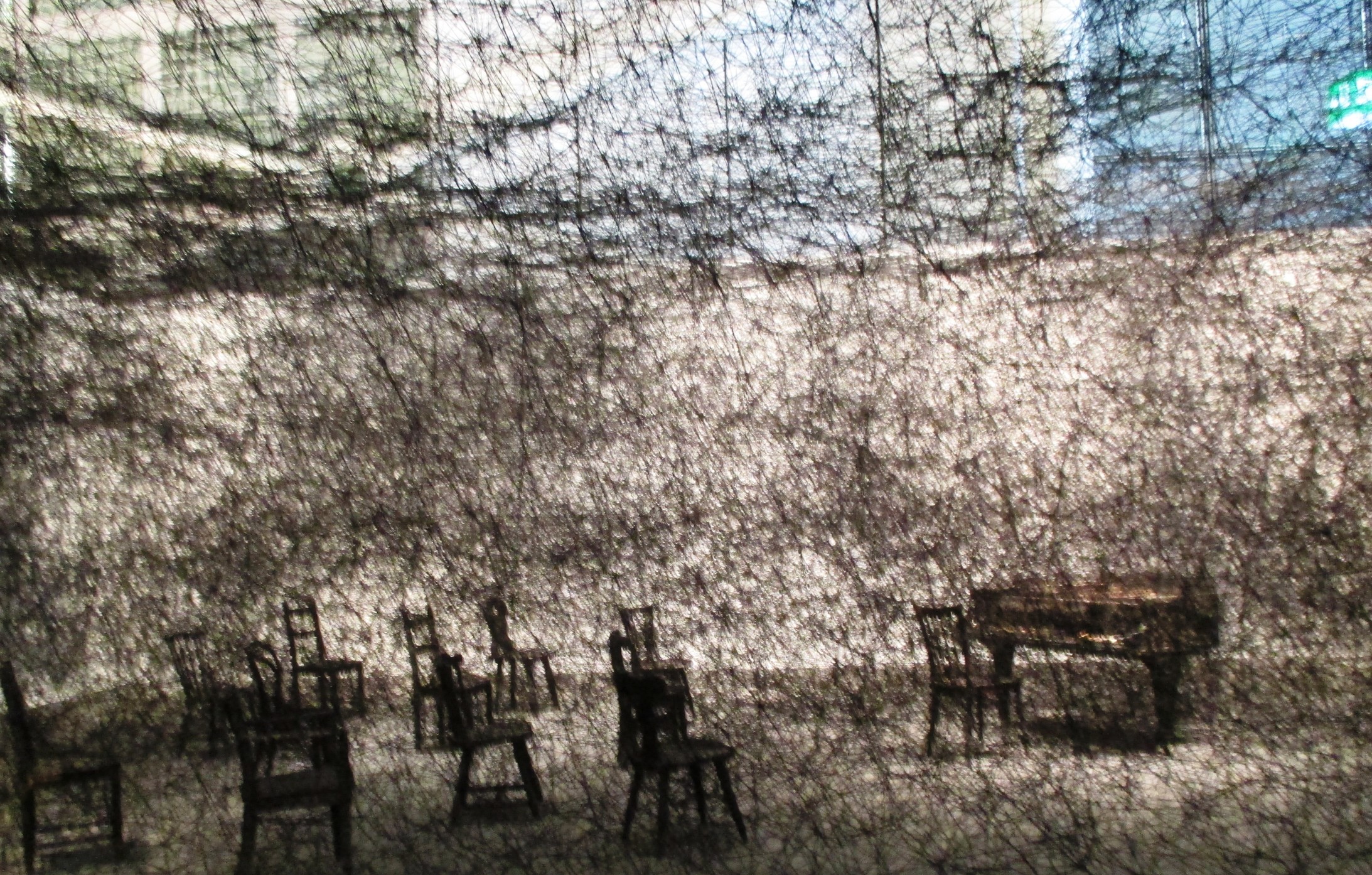 Legende

„In Silence“ ist diese gespenstische, traumhafte Installation des Japaners Chiharu Shiota betitelt. In einem von schwarzen Wollfäden umsponenen Raum steht ein verkohlter Flügel, davor verlassen ein paar Stühle. (Bild: André Pfenninger)