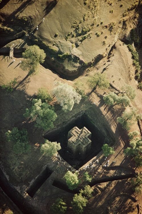 In dem noch immer nicht vollständig ermittelten und schon gar nicht ausreichend erforschten Bestand äthiopischer Felsenkirchen ist Lalibela – Welterbestätte der ersten Stunde (1978) - unstreitig die Krönung: ein Dutzend Kirchen und Kapellen, die dem gleichnamigen König, einem schattenhaften Zagwe-Herrscher, vermutlich um das Jahr 1200, zugeschrieben werden. Vier von ihnen sind echte Monolithkirchen: mit dem Fels, aus dem sie gehauen sind, nur noch am Fuss verwachsen. Wie der Rest der Kirchen, die nur teilw…