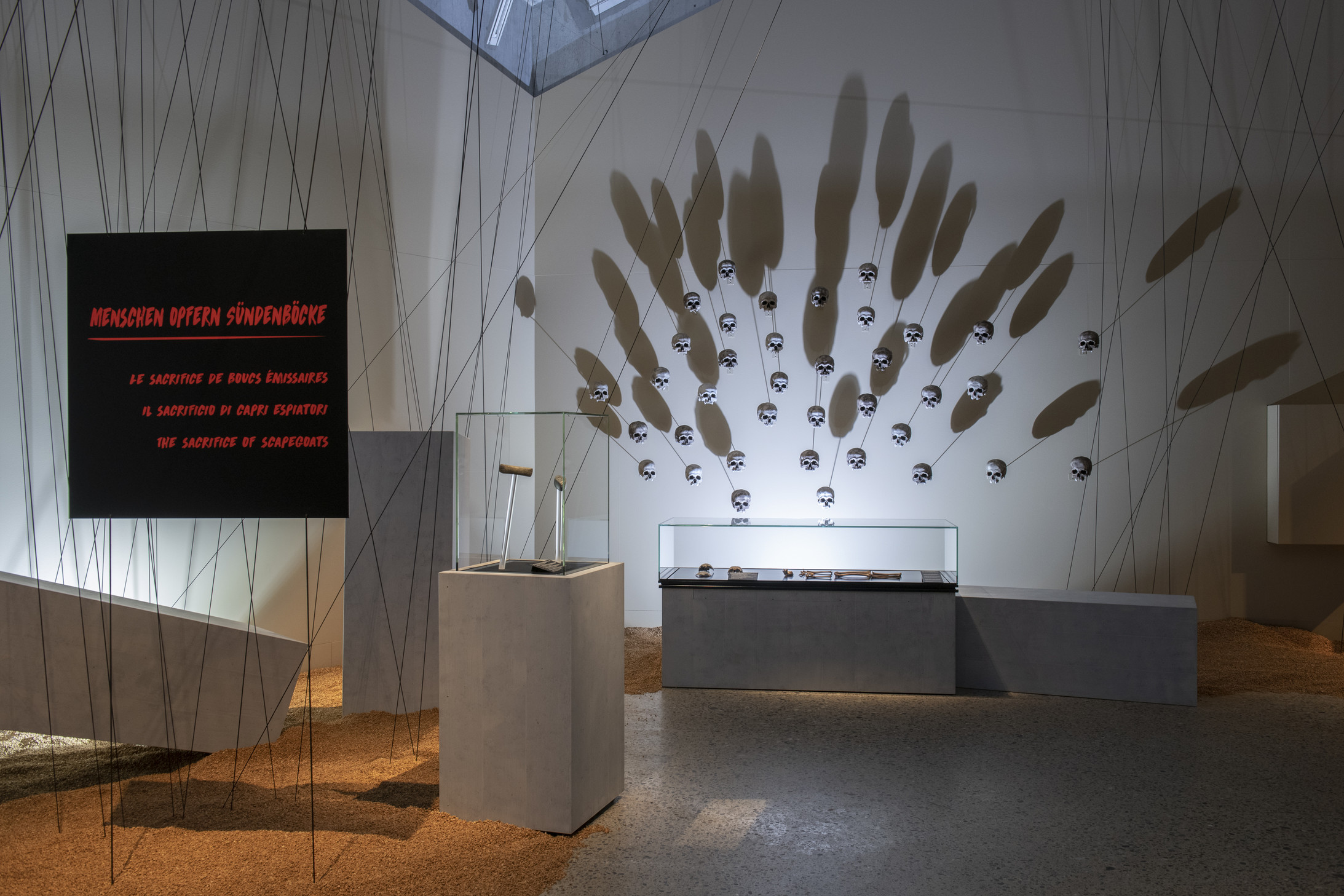 Ausstellung «Sündenbock» im Landesmuseum Zürich. In der hinteren Vitrine liegen Schädelfragmente sowie ein Skelett von Pfahlbauer-Kindern der Bronzezeit um 900 vor Christus. Foto: Schweizerisches Nationalmuseum