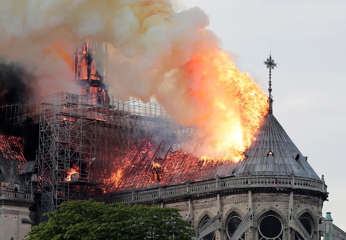 Es ist der Abend des 15. April. Im hölzernen Dachstuhl der Pariser Kathedrale Notre-Dame bricht Feuer aus. Die Turmspitze bricht in sich zusammen. Ausgelöst wurde der Brand durch Renovationsarbeiten im historischen Bauwerk, dessen Geschichte bis in die Mitte des 12. Jahrhunderts zurückgeht. (Foto: Keystone/EPA/Ian Langsdon)
