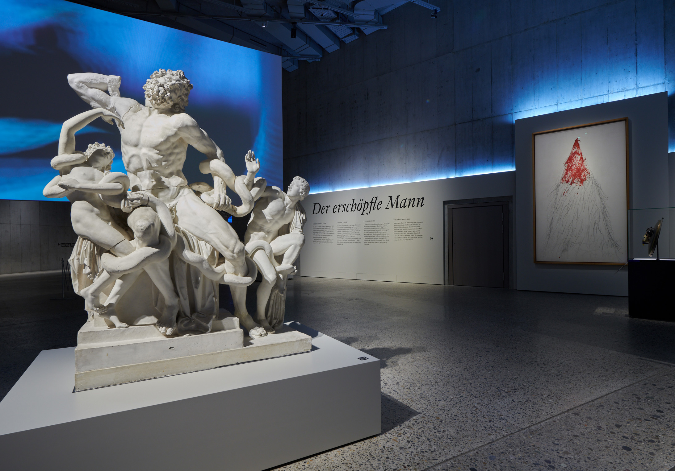 Blick in die Ausstellung: die Laokoon-Gruppe, in Hintergrund Cy Twombly: The Vengeance of Achill (© Schweizerisches Nationalmuseum)
