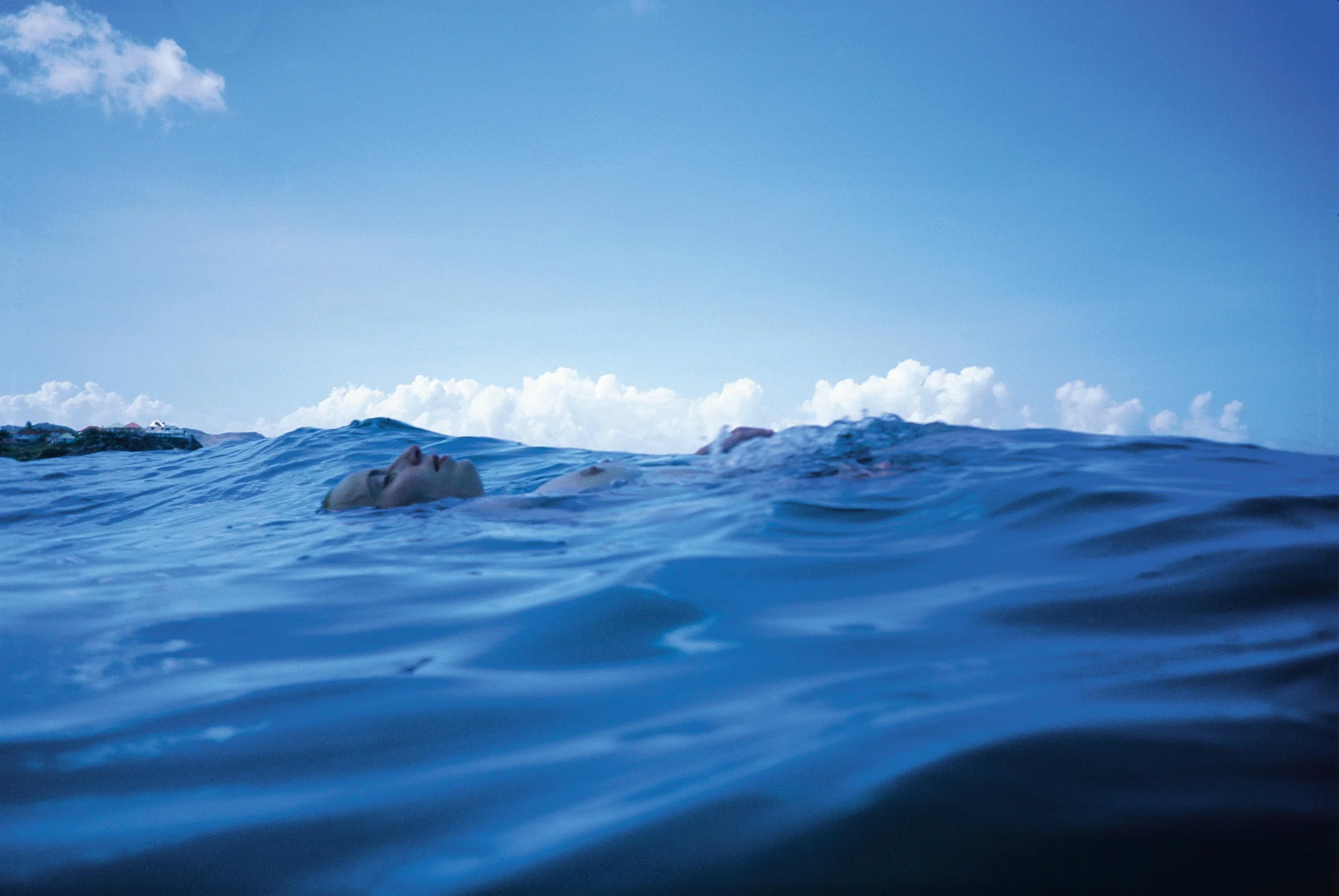 Christine floating in the sea, St. Bath´s 1999, Nan Goldin: The Beautiful Smile © 2017 Nan Goldin for the images, Book published by Steidl, 2008, 2017