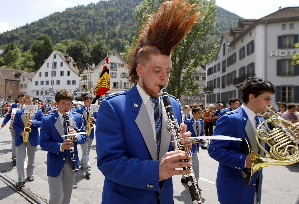 Der Punk am Schweizerischen Jugendmusikfest: Hat die «Matrix» alle rebellischen Strebungen aufgesogen? (Keystone, Arno Balzarini, Juni 2003)
