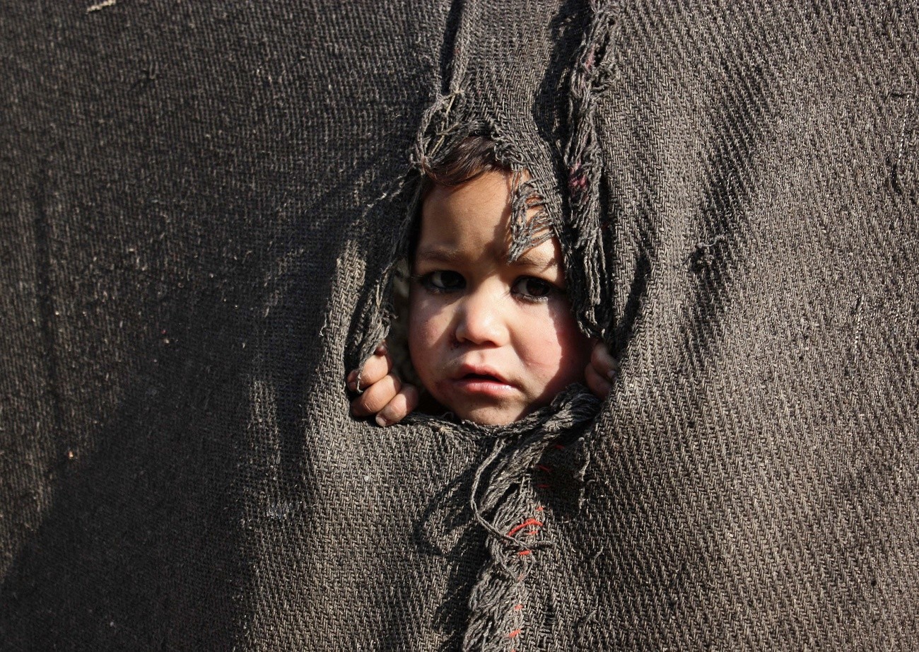 Ein afghanisches Mädchen in einer Notunterkunft in Kabul (Foto: Keystone/EPA/S. Sabawoon)