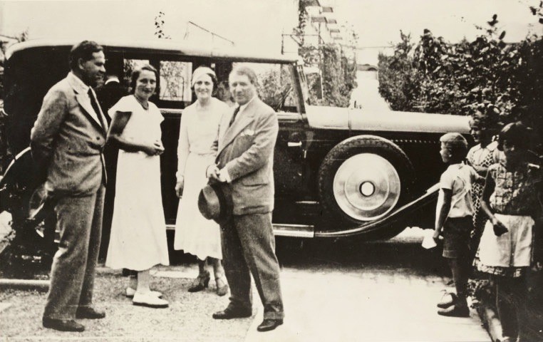 Pablo Picasso mit seiner Frau beim Besuch der Siedlung Neubühl im Oktober 1932. Links Architekt Robert Winkler mit seiner Frau Renée. (Foto: aus dem Buch von Emanuel La Roche)