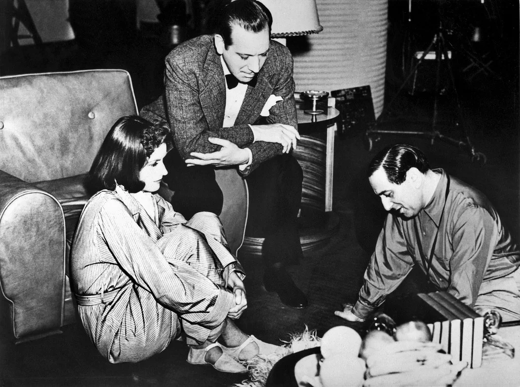 Ernst Lubitsch (rechts) mit Greta Garbo und Melwyn Douglas bei Dreharbeiten für „Ninotchka“. (Foto: Keystone/IBA-Archiv/Str)
