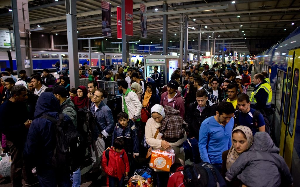 Sonntagmorgen im Hauptbahnhof in München. Die Behörden rechnen, dass an diesem Wochende erneut etwa 20'000 Flüchtlinge in Deutschland eintreffen werden. (Foto: Keystone/EPA/Sven Hoppe)