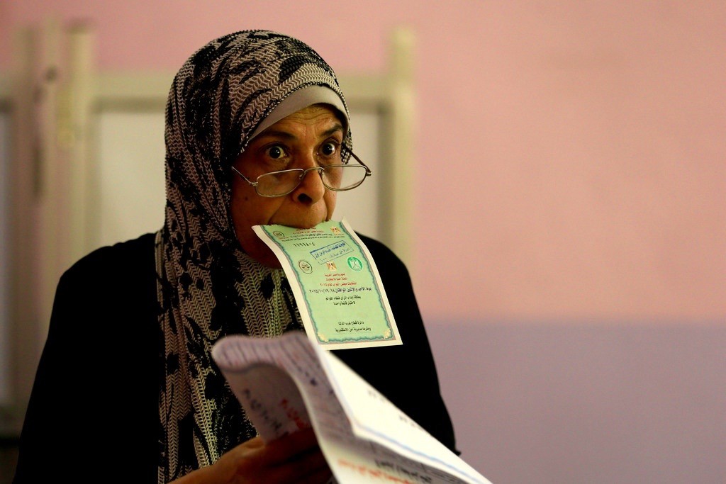 Eine Ägypterin bei der Stimmabgabe am Sonntag in Alexandria (Foto: Keystone/AP/Hassan Ammar)
