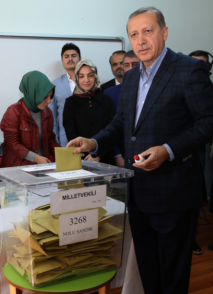 Staatspräsident Erdoğan bei der Stimmabgabe am Sonntag in Istanbul. (Foto: Keystone/AP/Hussein Malla)