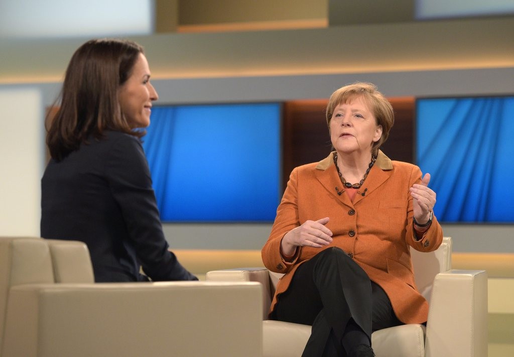 Anne Will und Angela Merkel am Sonntagabend, 28. Februar (Foto: Keystone/EPA/Rainer Jensen)
