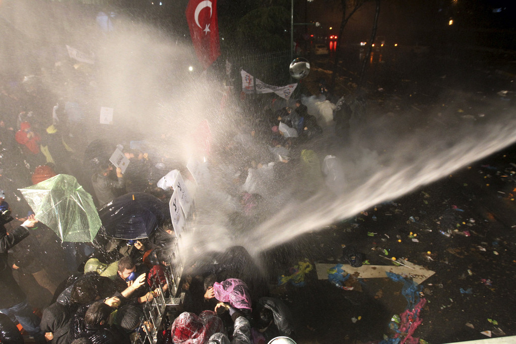 Auch am Samstag früh setzt die Polizei Wasserwerfer und Tränengas gegen Demonstranten ein, die vor der Redaktion der konfiszierten Zeitung "Zaman" demonstrieren. (Foto: Keystone/AP)