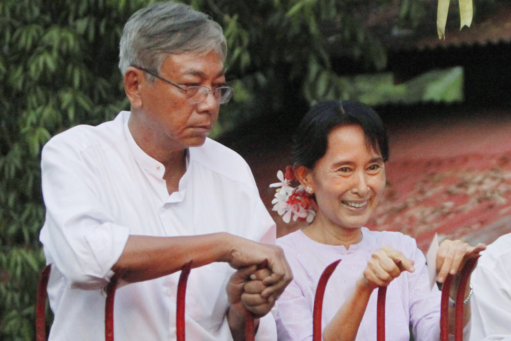Schulfreunde: Wird er der nächste Präsident von Myanmar? Das Archivbild aus dem Jahr 2010 zeigt Htin Kyaw mit seiner Vertrauten und Demokratie-Ikone Aung San Suu Kyi. (Foto: Keystone/AP)


