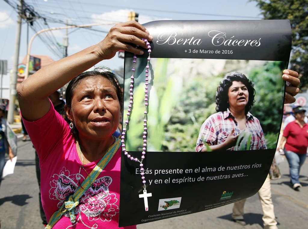 Bei einem Protestmarsch in Tegucigalpa am 16. März hält eine Frau das Bild der ermordeten Berta Cáceres. (Foto: Keystone/AP, Fernando Antonio)