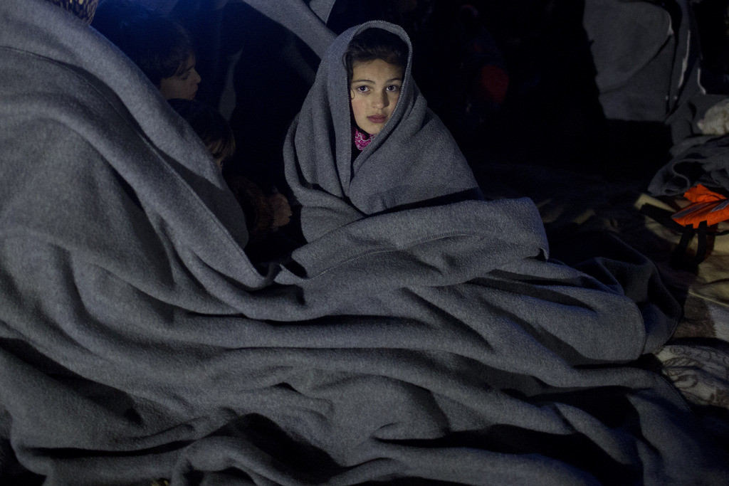 Dieses Flüchtlingsmädchen ist am Sonntag auf der griechischen Insel Lesbos angekommen. Zusammen mit ihrer Familie überquerte sie in einem überfüllten Boot von der Türkei kommend das Ägäische Meer. (Foto: Keystone/AP/Petros Giannakouris)