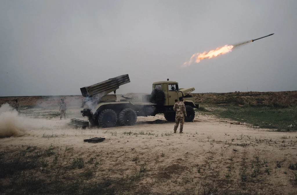 Die irakische Armee feuert bei Makhmour, 75 Kilometer östlich von Mosul, eine Rakete ab. Ein Armeesprecher erklärte, die lange erwartete Operation zur Rückeroberung der nordirakischen Stadt Mosul vom IS habe begonnen. (Foto: Keystone/AP, Alice Martins)
