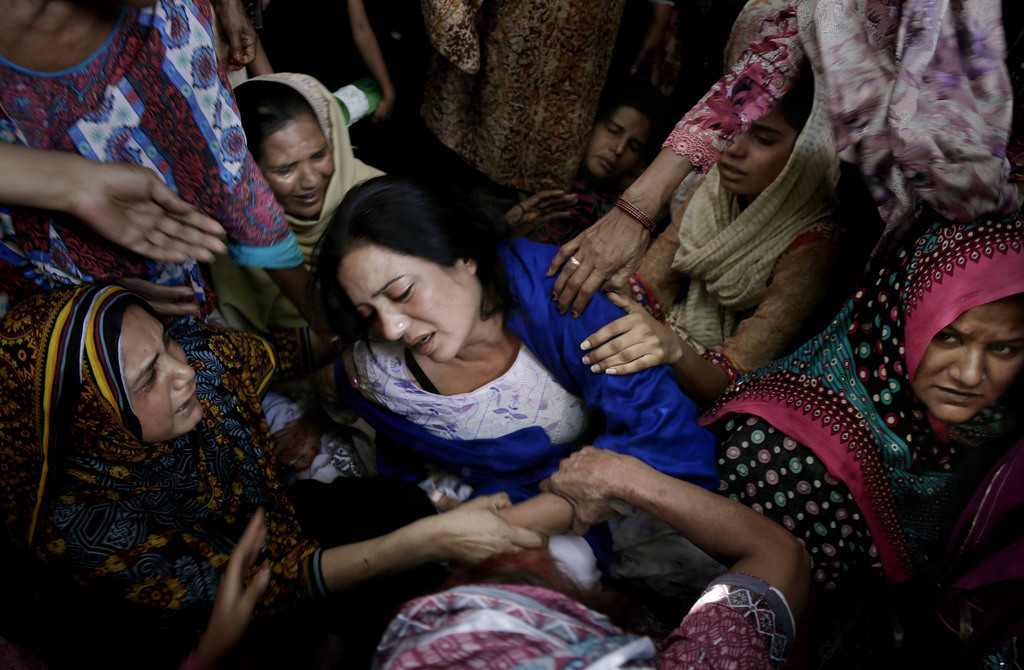 Frauen trösten eine Mutter, deren Sohn bei dem Attentat vom Ostersonntag in Lahore ums Leben gekommen ist. (Foto: Keystone/AP/K.M. Chaudary)  