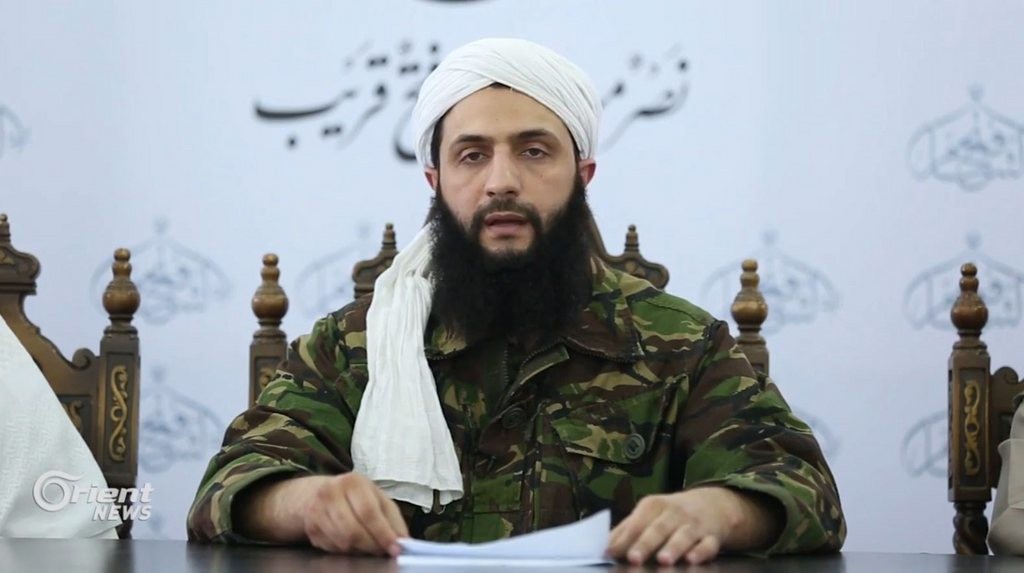 Muhammed al-Golani, der Chef der Nusra-Front, gibt am Orient News TV die Trennung der Front von al-Kaida bekannt. (Foto: Keystone/EPA/Orient News TV)