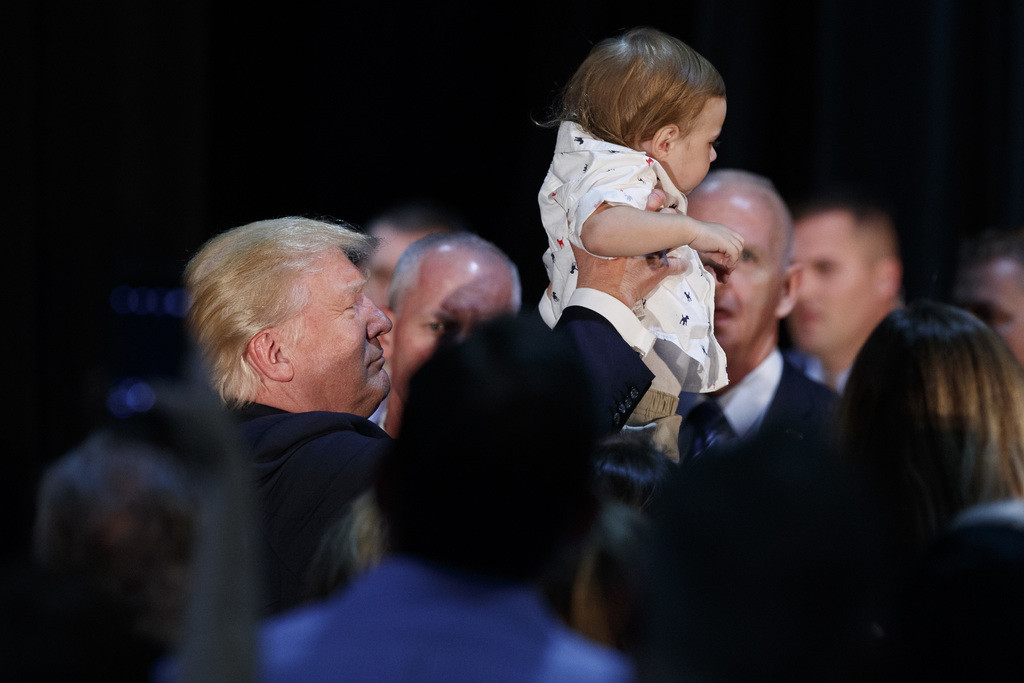 Hillary Clintons Schwächeanfall bläst Wind in die Segel von Donald Trump. Im Bild: Trump während einer Veranstaltung in Aston (Penn.) am Dienstag. (Foto: Keystone/AP/Evan Vucci)
