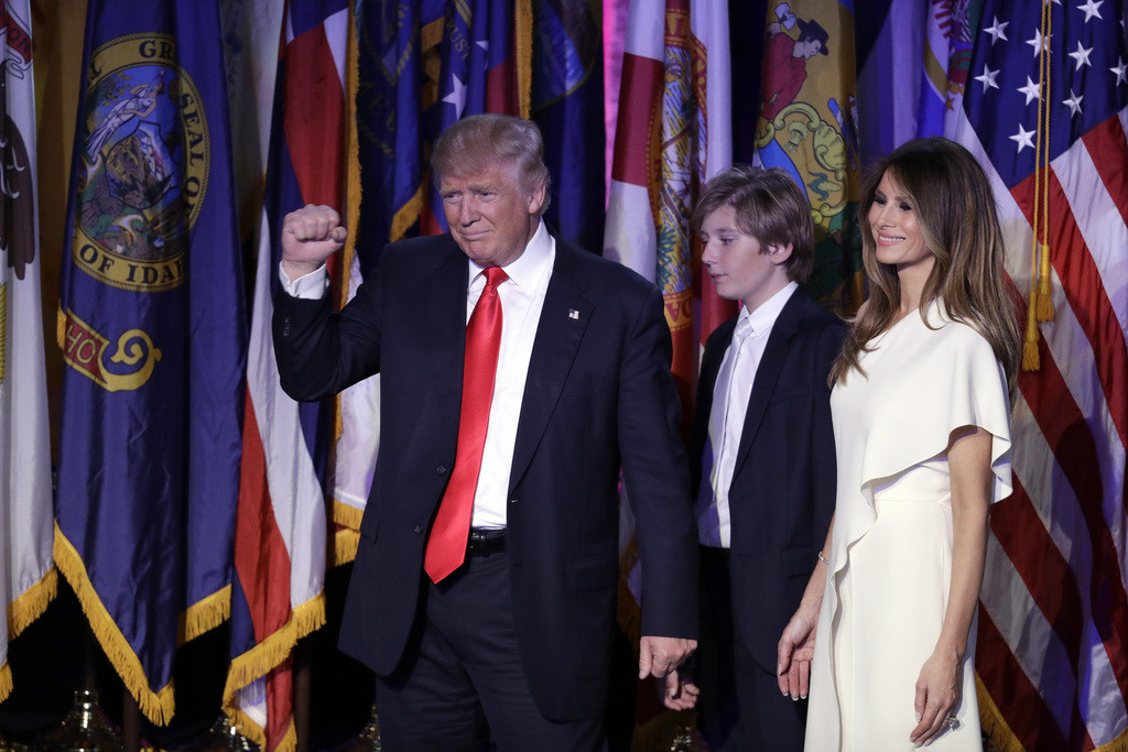 Trump nach seiner Dankesrede mit Sohn Barron und Frau Melania am Mittwoch früh (MEZ) in New York (Foto: Keystone/AP/John Locher)
