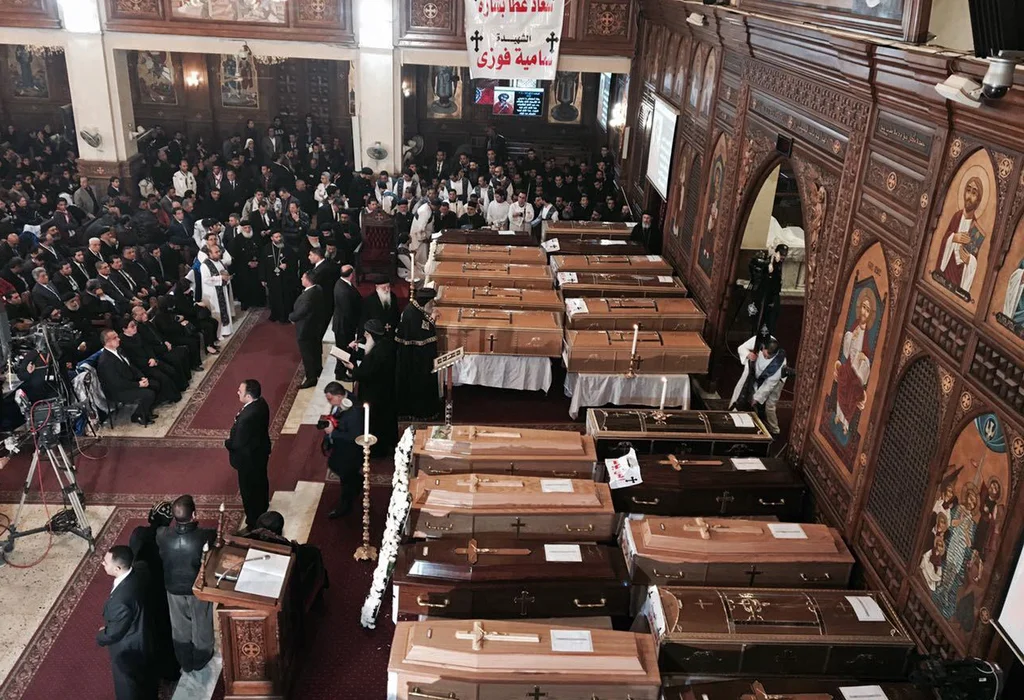 Der koptische Papst Tawadros II. (Mitte) leitet in der Marienkirche von Kairo den Trauergottesdienst für die Opfer des Bombenanschlags vom Sonntag auf die koptische Markuskathedrale. Die Särge der 25 Getöteten sind beim Altar aufgebahrt. (Foto: Keystone/AP, Nariman el-Mofty)