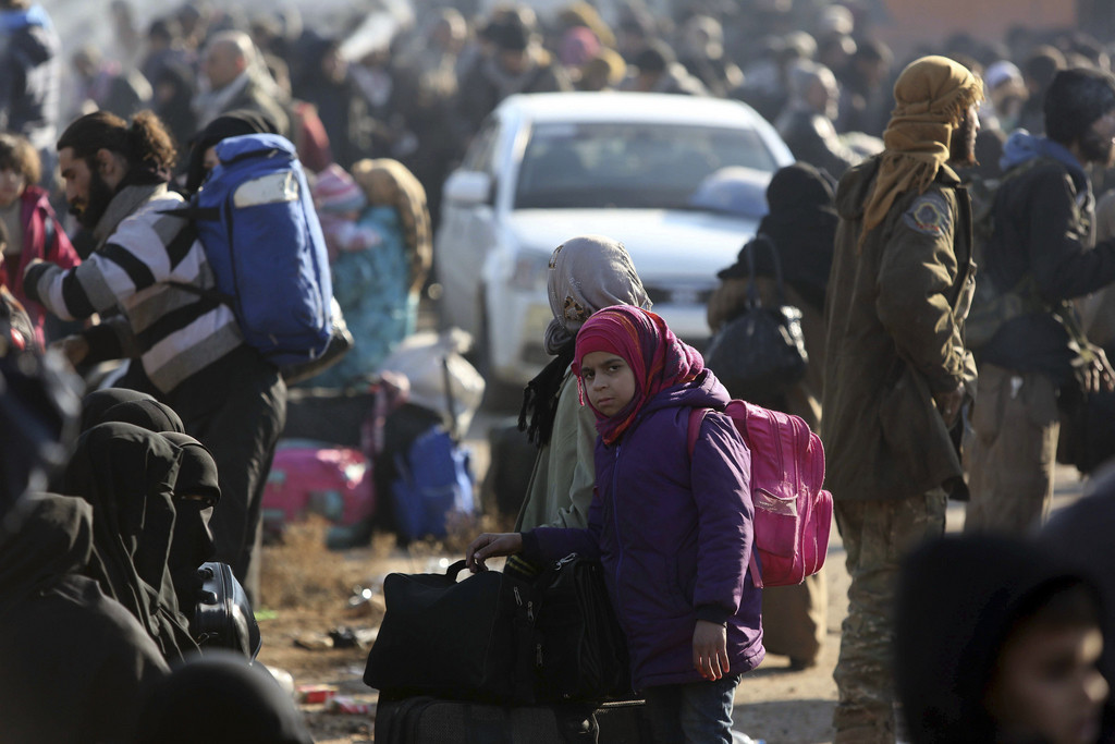 Evakuierte Syrer aus Aleppo kommen am frühen Montagmorgen während des Waffenstillstands in einem Flüchtlingslager in Raschidin nahe Idlib an. (Foto:Keystone/AP)