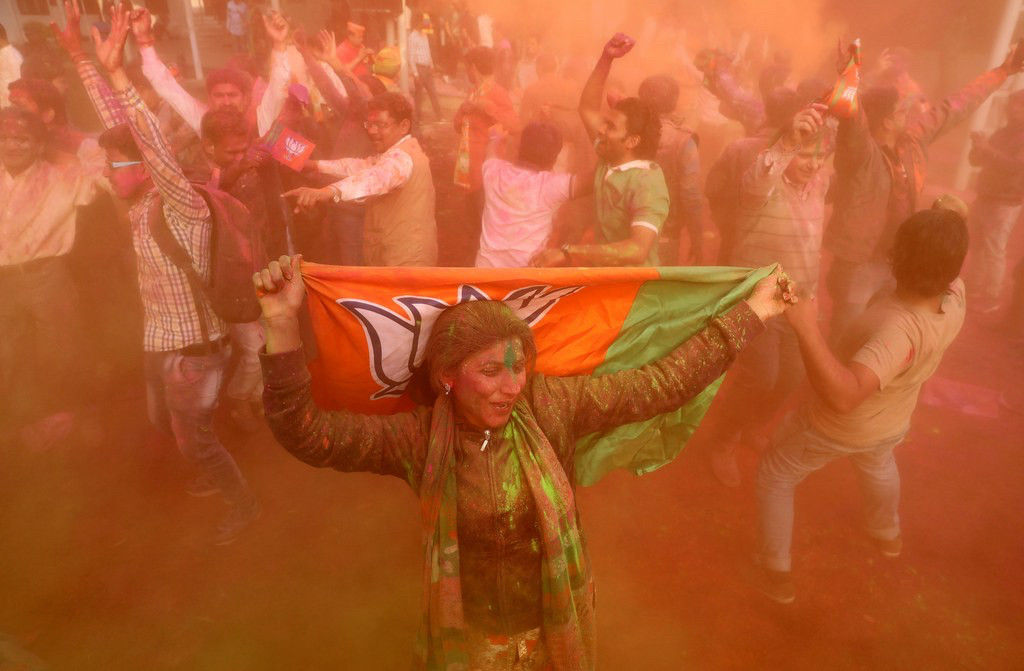 Anhänger der BJP, der Partei des Ministerpräsidenten Narendra Modi, feiern in New Delhi den Sieg bei den Wahlen für das Regionalparlament. (Foto vom 11. März, Keystone/EPA, Rajat Gupta)
