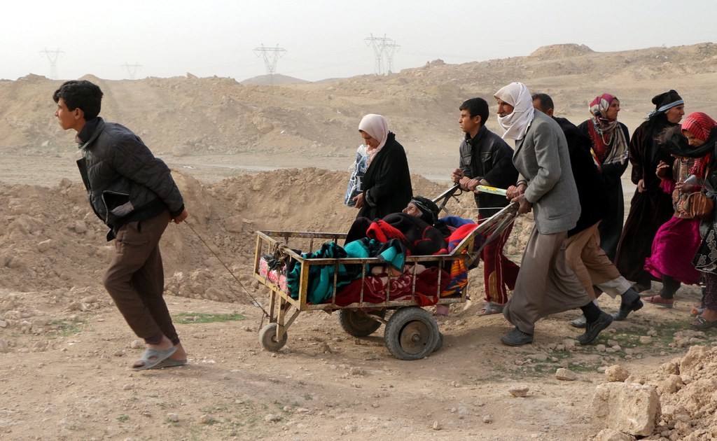 Irakische Flüchtlinge verlassen den umkämpften westlichen Teil von Mosul. (Foto: Keystone/EPA/Omar Alhayali)