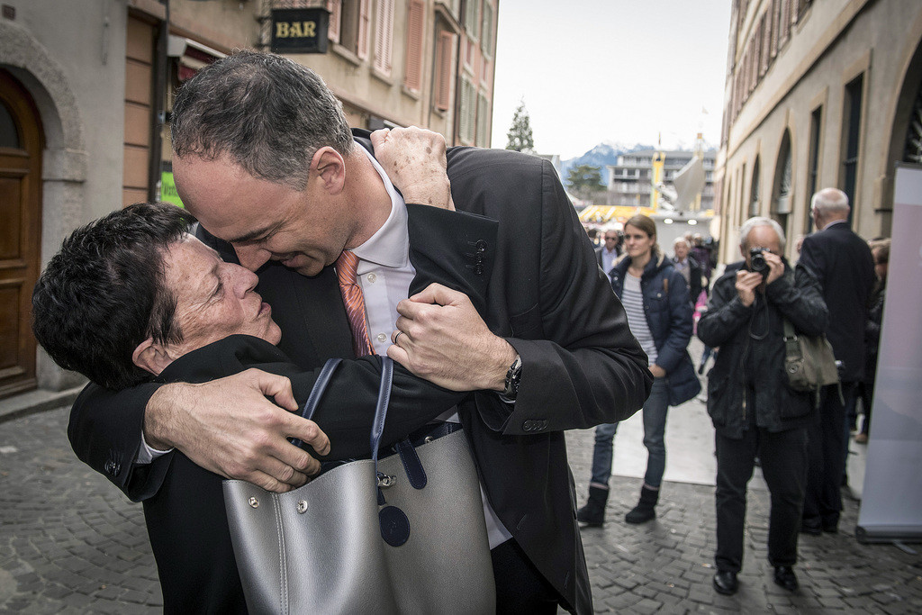 Darbellay mit seiner Mutter in den Strassen von Sitten nach Bekanntgabe des Ergebnisses. (Foto: Keystone/Olivier Maire)