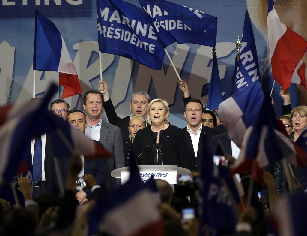 Marine Le Pen und ihr schärfster Herausforderer Emmanuel Macron verlieren in Meinungsumfragen an Boden. Das Bild zeigt die Rechtsaussen-Kandidatin beim Singen der Nationalhymne an einer Wahlveranstaltung am Samstag in Perpignan. (Foto: Keystone/AP/Claud Paris)
