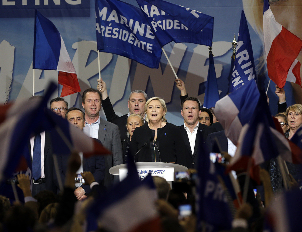 Marine Le Pen und ihr schärfster Herausforderer Emmanuel Macron verlieren in Meinungsumfragen an Boden. Das Bild zeigt die Rechtsaussen-Kandidatin beim Singen der Nationalhymne an einer Wahlveranstaltung am Samstag in Perpignan. (Foto: Keystone/AP/Claud Paris)
