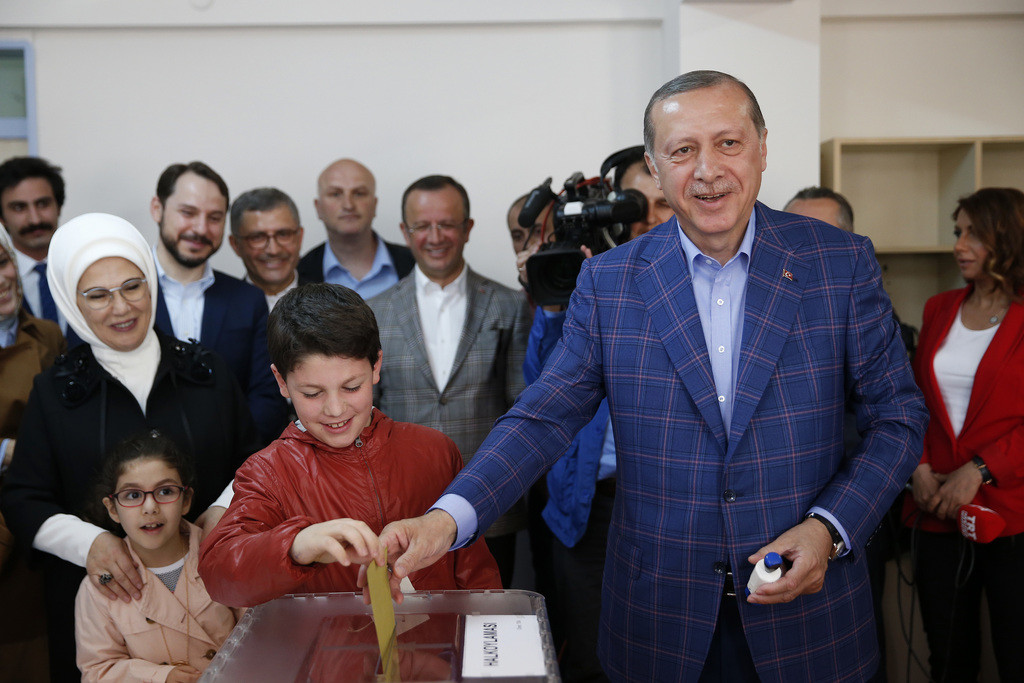 Präsident Erdogan gibt seine Stimme in einem Abstimmungslokal in Istanbul ab. (Foto: Keystone/AP/Lefteris Pitarakis)