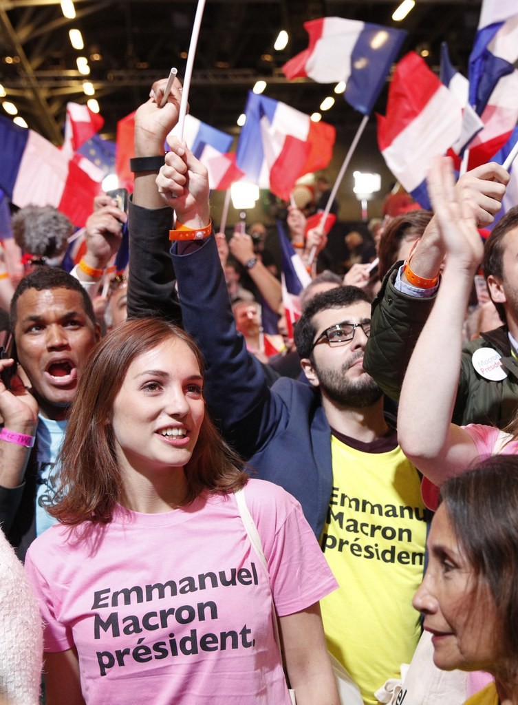Freude bei Macrons Sympathisanten in Paris.  (Foto: Keystone/EPA/Yoan Valat)

