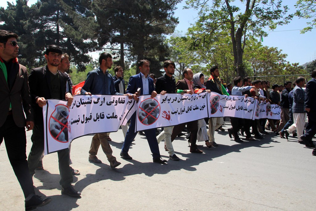 Afghanen halten Banner mit Aufschriften in Dari, einer im Land gesprochenen Sprache:  „Wir verurteilen die teilnahmslose Haltung des Präsidenten gegenüber dem Blutvergiessen.“ Den Protestierenden geht es um die weit über hundert Opfer des Anschlags, den die Taliban am 21. April auf ein Armeelager verübten. (Foto: Keystone/EPA, Jawed Kargar)  
