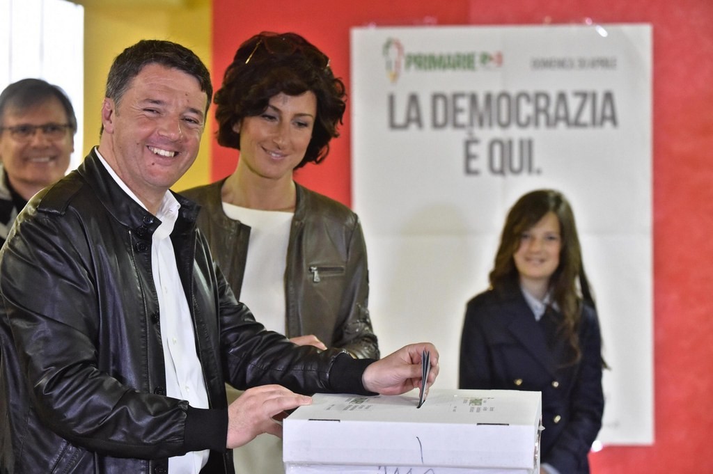 Renzi mit seiner Frau Agnese bei der Stimmabgabe in Pontassieve bei Florenz. (Foto: Keystone/EPA/Maurizio degl'Innocenti)