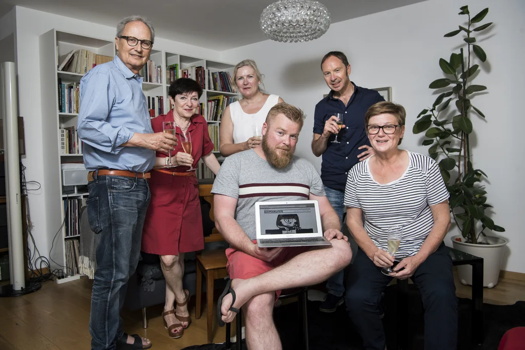Mitglieder der Redaktionsleitung von „Bon pour la tête“, von links: Jacques Pilet, Anna Lietti, Chantal Tauxe, Cyril Hirschi, Luc Debraine und Florence Perret bei der Lancierung des neuen Mediums am 21. Juni in Pully bei Lausanne. (Foto: Keystone, Jean-Christophe Bott)

