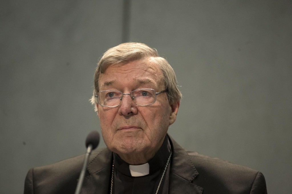 An einer Medienkonferenz am Donnerstag im Vatikan weist Pell die Anschuldigungen energisch zurück. (Foto: Keystone/EPA/Massinmo Percossi)