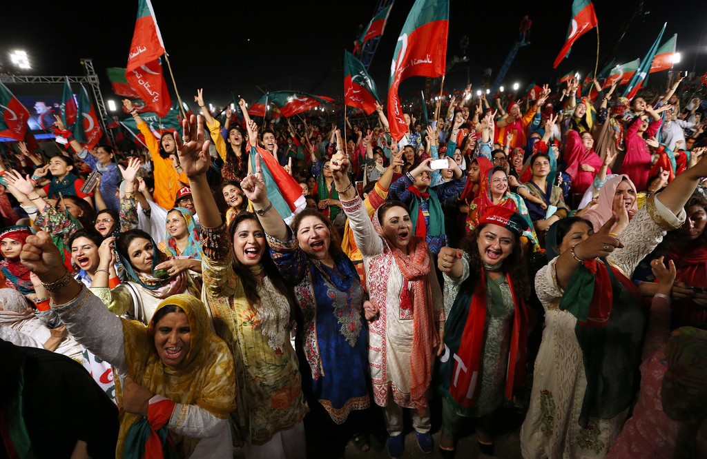 Freude nach dem Sturz des Ministerpräsidenten: Jubelnde Frauen in Islamabad (Foto: Keystone/AP/Anjum Naveed)
