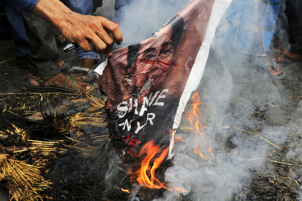 Im indischen Kalkutta verbrannten am Montag aufgebrachte Moslems Porträts von Aung San Suu Kyi. (Foto: Keystone/AP/Bia)