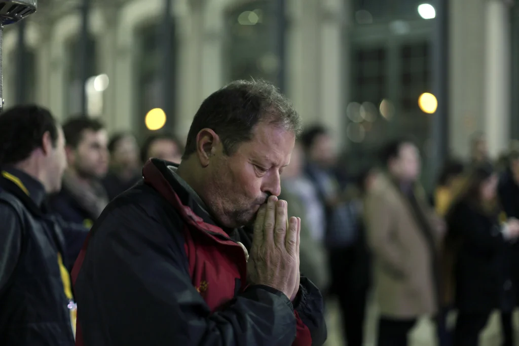 Der 60-jährige Sergi betet am Donnerstagabend in Barcelona für die Unabhängigkeit Kataloniens. Mit Erfolg. (Foto: Keystone/AP/Emilio Morenatti)