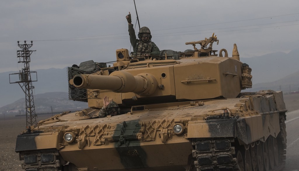 Dutzende türkischer Panzer haben eine Grossoffensive gegen kurdische Einheiten in der syrischen Provinz Afrin begonnen. Das Bild stammt vom Sonntag. (Foto: Keystone/EPA/Sedat Suna)