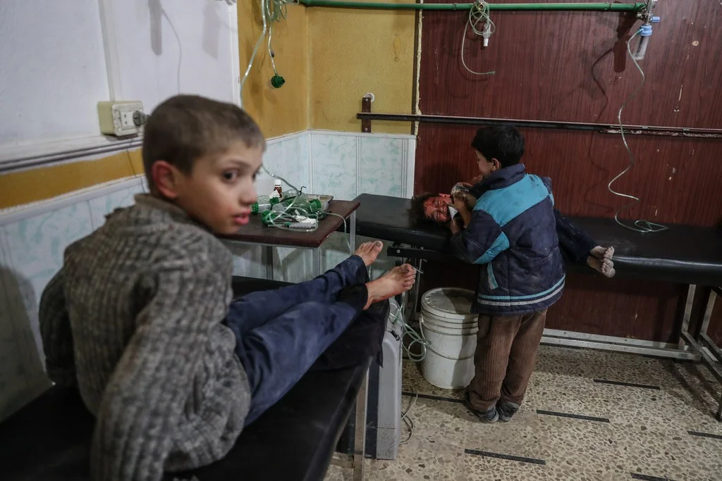 In einem Spital in Douma, Ost-Ghouta in Syrien, erhalten verwundete Kinder am 8. Februar 2018 Erste Hilfe. Gemäss Medienberichten wurden bei den angeblich von der syrischen Luftwaffe ausgeführten Angriffen auf die von Rebellen gehaltenen Gebiete Ost-Ghoutas 75 Menschen getötet. (Keystone/EPA, Mohammed Badra)
