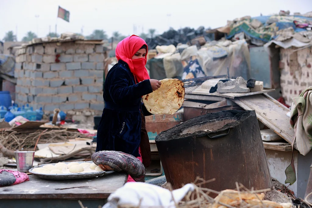 Der Wiederaufbau im Irak kommt kaum vorwärts. Umm Salem haust noch immer in einem Lager ausserhalb von Bagdad und kann nicht in ihr Dorf zurückkehren. An einer Geberkonferenz in Kuweit sagte der irakische Planungsminister am Montag, für den Wiederaufbau des vom Krieg zerstörten Landes wären 88 Milliarden Dollar nötig. (Foto: Keystone/Hadi Mizban)