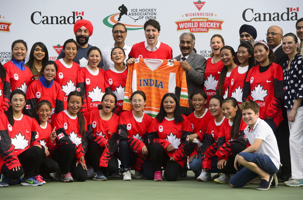 Der kanadische Premier Justin Trudeau mit dem indischen Nationalteam im Frauen-Eishockey am 24. Februar in New Delhi  (Keystone/The Canadian Press via AP, Sean Kilpatrick)
