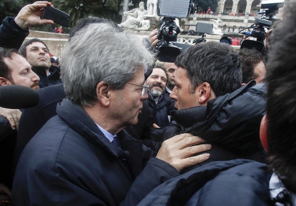 Italiens Ministerpräsident Paolo Gentiloni und sein Vorgänger Matteo Renzi an der Kundgebung in Rom (Foto: Keystone/AP/Ansa/Giuseppe Lami)
