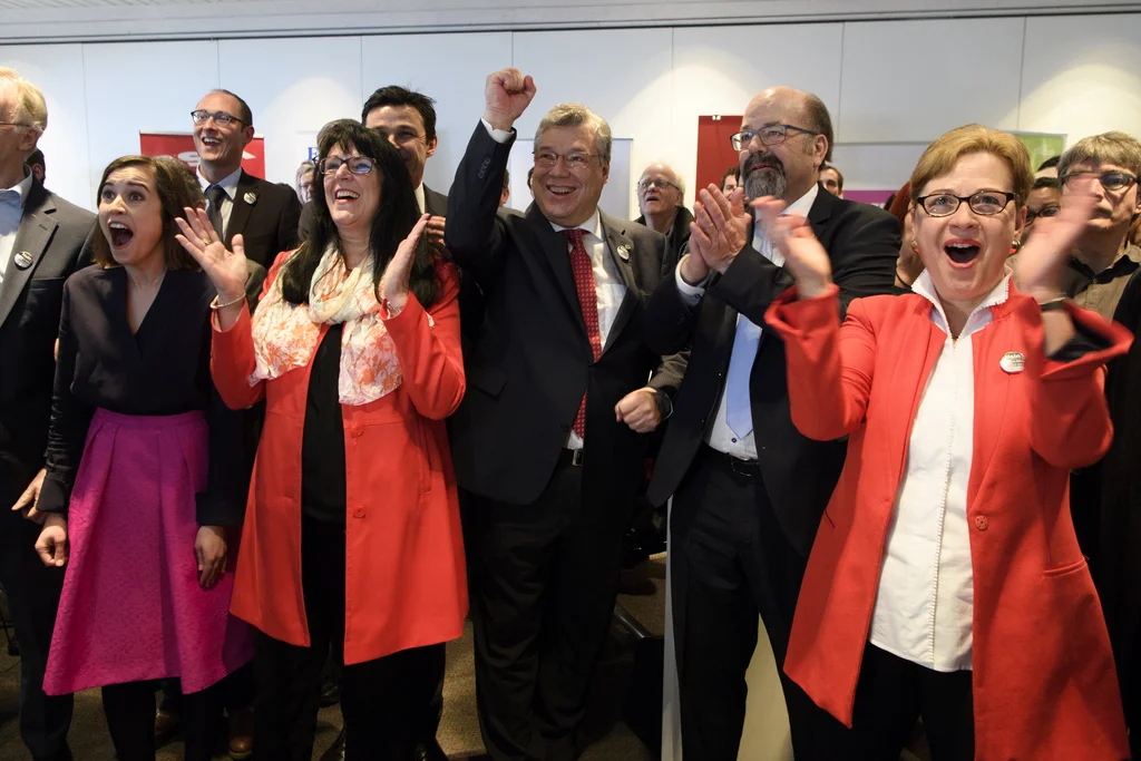 Jubel bei den Gegnern der No-Billag-Initiative. Von links: Laura Zimmermann, Operation Libero, Nationalrätin Marianne Streiff-Feller, EVP/BE, Nationalrat Matthias Aebischer, SP/BE, Ständerat Filippo Lombardi, CVP/TI, Joachim Eder, FDP/ZG, und Nationalrätin Edith Graf-Litscher, SP/TG (Foto: Keystone/Anthony Anex)