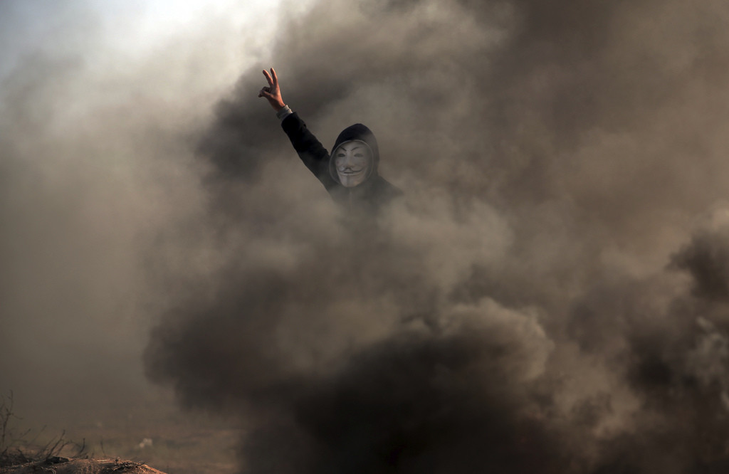Ein palästinensischer Demonstrant mit dem V-Siegeszeichen an der Grenze zwischen dem Gaza-Streifen und Israel. (Foto: Keystone/AP/Khalil Hamra)