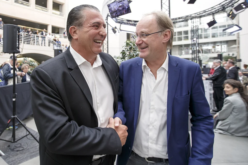 Der Parteien-Spalter: Éric Stauffer (links) hier mit SVP-Nationalrat Yves Nidegger, hat wesentlich zum Desaster der Rechtspopulisten beigetragen. Das Bild stammt vom Sonntagnachmittag. (Foto: Keystone/Salvatore Di Nolfi)

