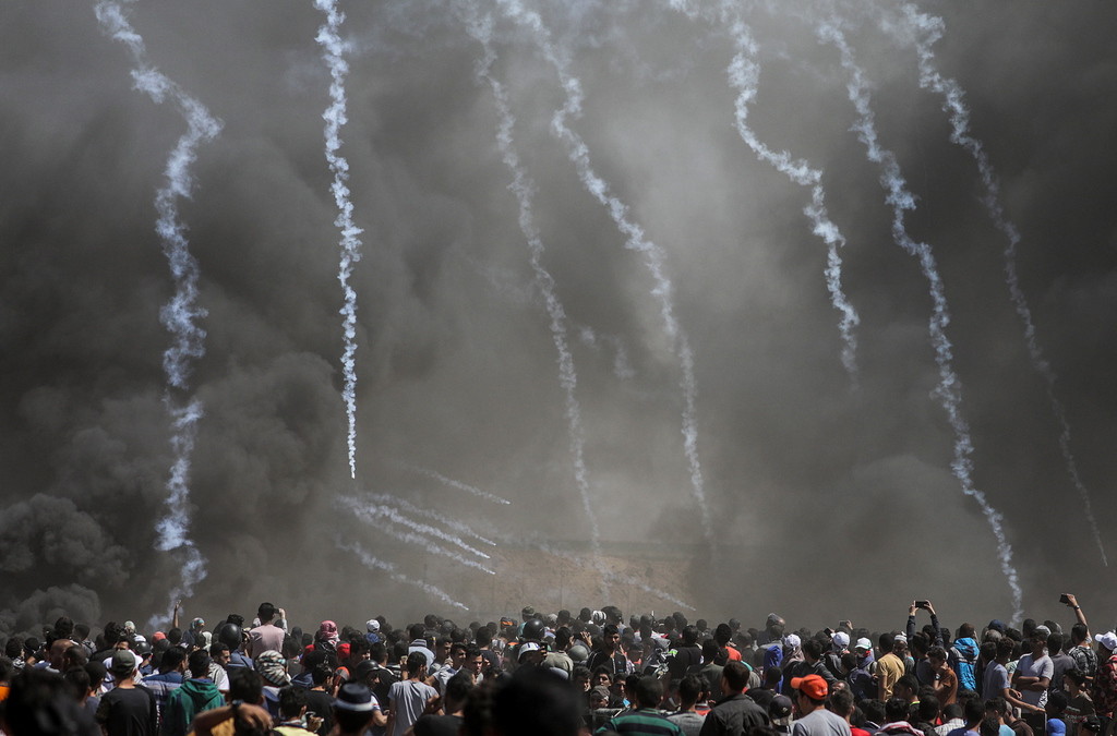 Die israelische Armee feuert Tränengas-Granaten auf die demonstrierenden Palästinenser am Gaza-Zaun. (Foto: Keystone/EPA/Mohammed Saber)