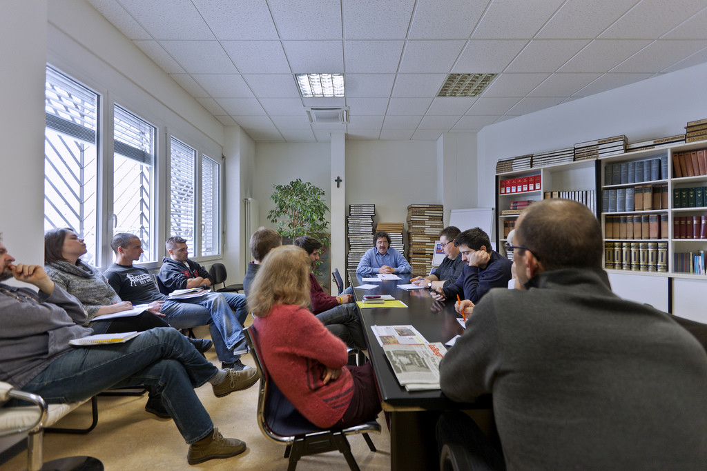 Die Tessiner Tageszeitung „Giornale del popolo“ verschwindet. Im Bild eine Besprechung der Redaktion am Sitz der Zeitung in Lugano am 7. Februar 2012 (Keystone, Gaetan Bally)